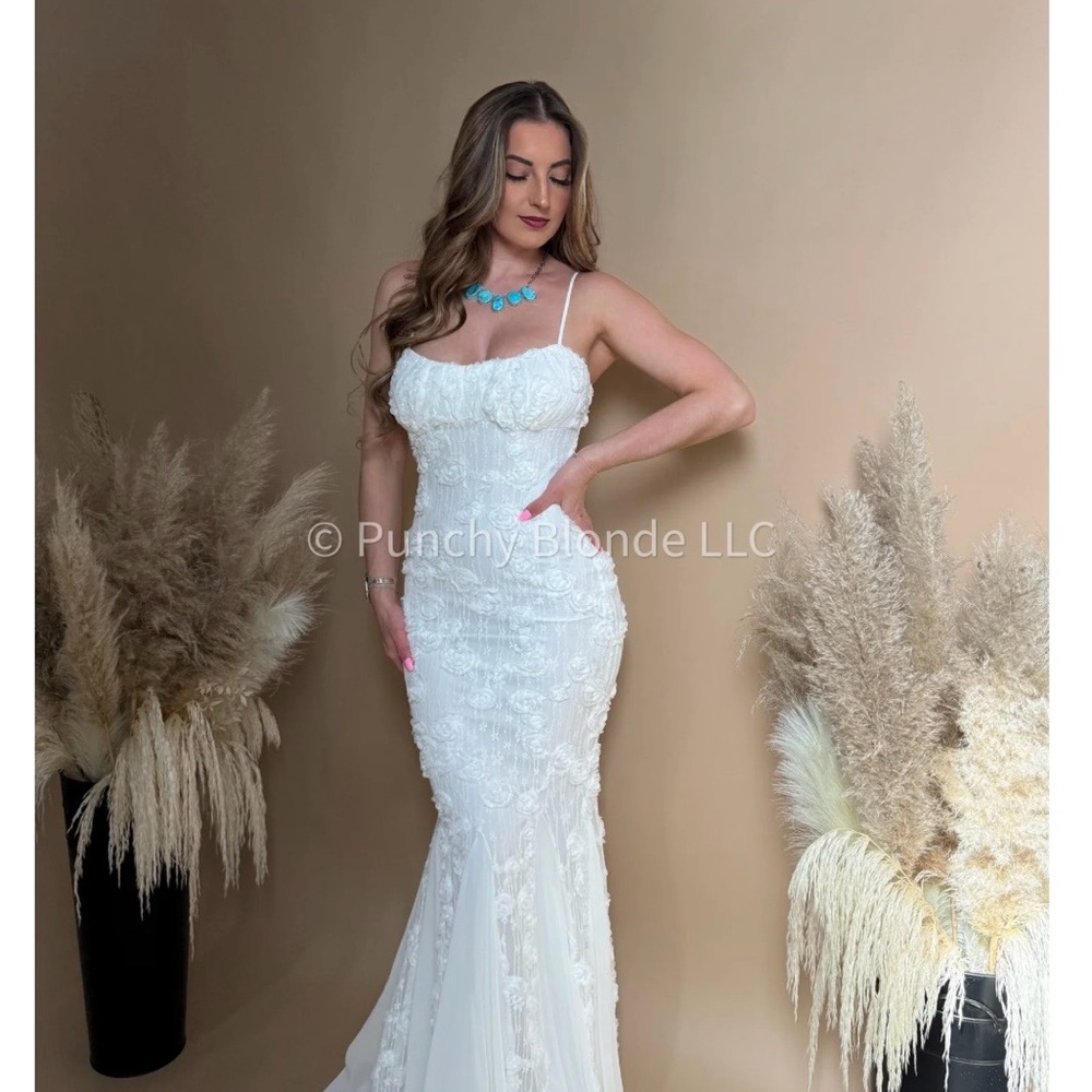 Elegant White Lace Wedding Gown - Picture 3 of 4
